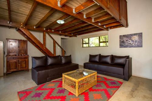 Ruang duduk di Kubu Bush Lodge