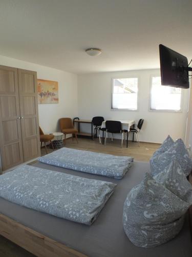 duas camas num quarto com mesa e cadeiras em Ferienpark Buntspecht Apartment B em Pruchten