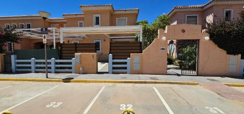 una calle vacía delante de una casa en Homes of Spain, Casa Duplex Playas del Sur, 400m del mar , WIFI en Playas de Vera