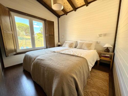 1 dormitorio con 1 cama grande y ventana en Casa Ana Almancil, en Almancil