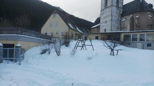 Kış mevsiminde Charmantes Ferienhaus in Vordernberg mit Privatem Pool