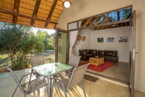 Ruang duduk di Kubu Bush Lodge