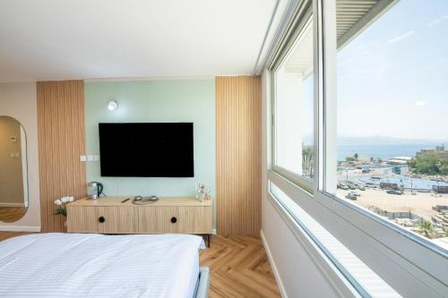 a bedroom with a bed and a large window at סיסייד אילת חדר עם נוף לים - Seaside Eilat Room With Sea View in Eilat