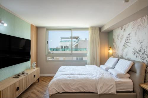 Rúm í herbergi á סיסייד אילת חדר עם נוף לים - Seaside Eilat Room With Sea View