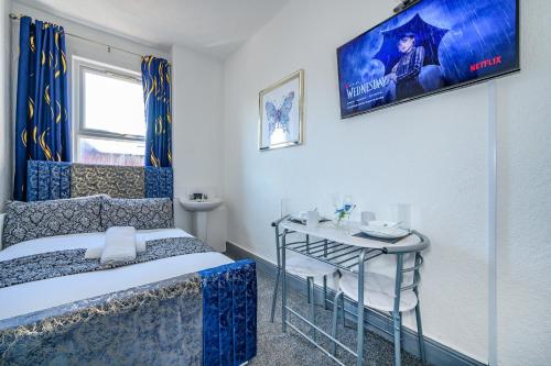 a small bedroom with a bed and a table at -RC7H- For your relaxed & Cosy Free Parking in Leeds