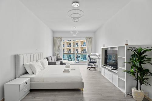 Et tv og/eller underholdning på WelHome - Greenery Apt for Modern Studio in Production City