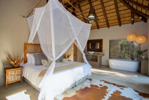 Katil atau katil-katil dalam bilik di Kubu Bush Lodge