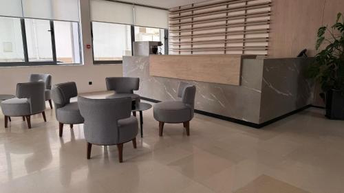 Sala de conferencias con mesa, sillas y barra en Angela Downtown Hotel en Rodas