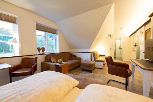 1 dormitorio con 1 cama y sala de estar en Hotel Restaurant Friedrichs en Nebel