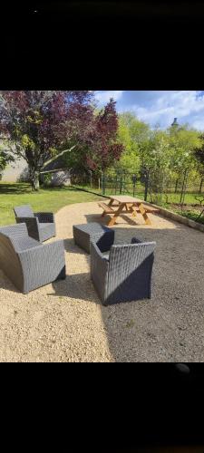 a group of benches sitting in a park at le gîte du lac in Quatre-Routes