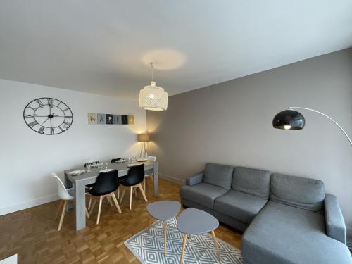 un salon avec un canapé et une table dans l'établissement L'Éperon - Centre - Vieux Mans - 6 pers, au Mans