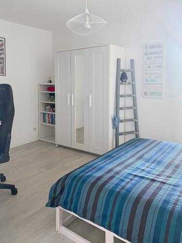 - une chambre avec un lit, une échelle et une chaise dans l'établissement La Pastourelle - 360 Sea , Cap d'Antibes & Mountain View, à Vallauris