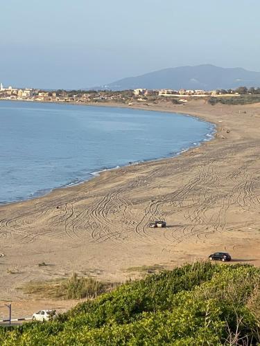 two cars parked on a beach next to the water at villa vue mer plage sghirat in Benhammouch