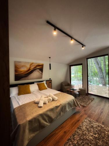 Postel nebo postele na pokoji v ubytování Blisku do Gradot - Riverfront Luxury Cabins