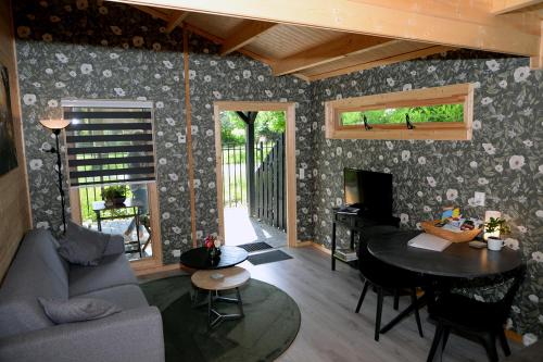 a living room with a couch and a table at B&B op de Heuvelrug in Leersum