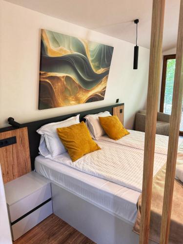 Postel nebo postele na pokoji v ubytování Blisku do Gradot - Riverfront Luxury Cabins