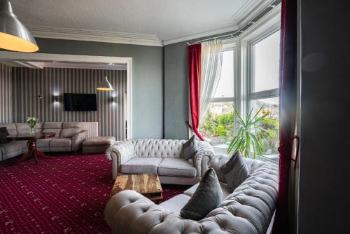 sala de estar con sofá y mesa en The Central Hotel en Llandudno