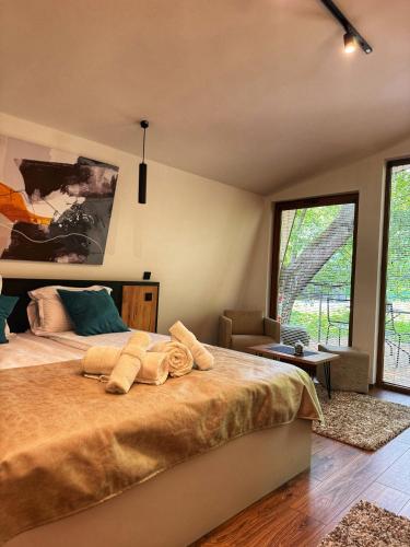 Postel nebo postele na pokoji v ubytování Blisku do Gradot - Riverfront Luxury Cabins