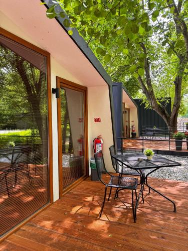 Zahrada ubytování Blisku do Gradot - Riverfront Luxury Cabins
