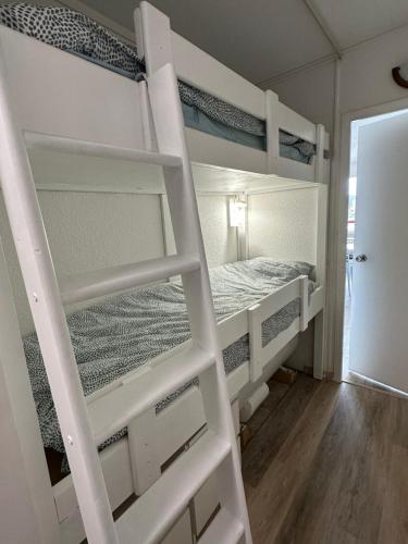 une chambre avec deux lits superposés dans une pièce dans l'établissement Le Bonamour sur le port de Capbreton, à Capbreton