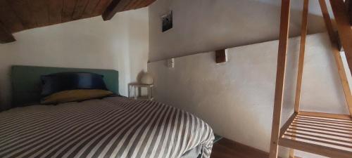 ein Schlafzimmer mit einem Bett mit Hut darauf in der Unterkunft Bastione home - casa "Vicky" in Cagliari
