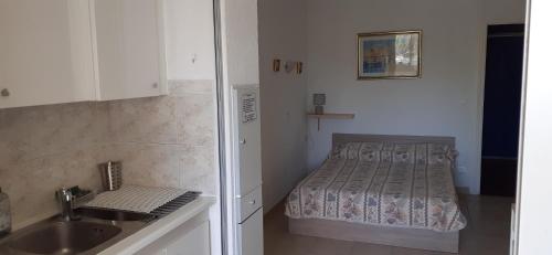 une petite cuisine avec un lit et un évier dans l'établissement Charmant Studio Centre Port du Cap d'Agde, au Cap d'Agde