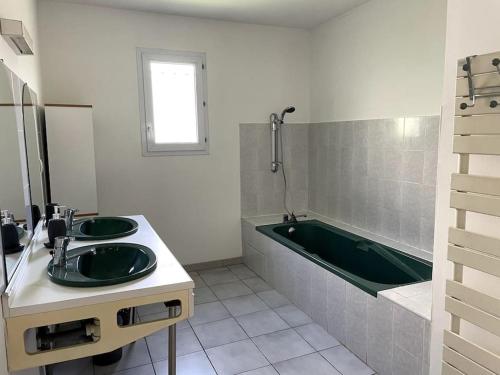 une salle de bain avec deux lavabos et une baignoire dans l'établissement Lambertz - Maison à La Rochelle, à La Rochelle