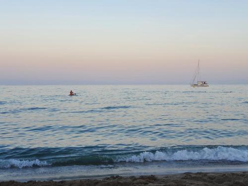 um barco no oceano com uma pessoa na água em La Carihuela a 150 metros de la playa con espectaculares vistas em Torremolinos
