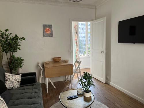 Μια τηλεόραση ή/και κέντρο ψυχαγωγίας στο Cosy appartement in Paris