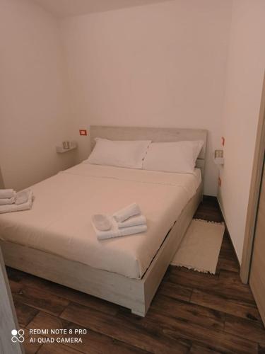 a bedroom with a bed with two towels on it at Casa Fonte in Roccastrada