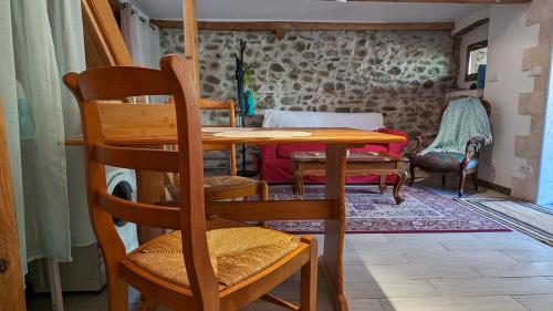 une salle à manger avec une table et des chaises dans l'établissement La Maisonnette, ancienne bergerie avec accès au jardin, à Prades