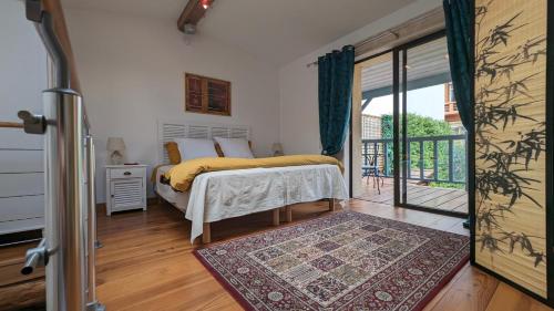 Ένα ή περισσότερα κρεβάτια σε δωμάτιο στο La Maisonnette, ancienne bergerie avec accès au jardin