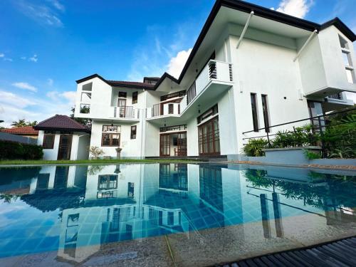 Bazén v ubytování Villa Heshni Colombo by Tequila Holidays nebo v jeho okolí