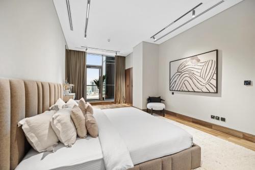 ein Schlafzimmer mit einem großen Bett und einem Fenster in der Unterkunft Unlock J One Downtown Dubai in Dubai