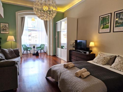 1 dormitorio con 1 cama con 2 toallas en Apartment Exclusive View Cvjetni trg en Zagreb