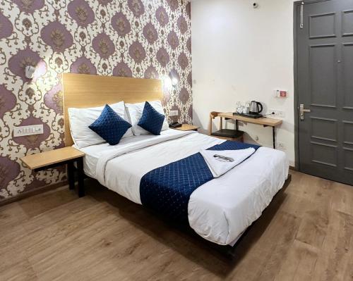 Ένα ή περισσότερα κρεβάτια σε δωμάτιο στο Nidra Hotel near Yashobhoomi Sector 10, Dwarka,Delhi
