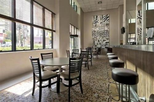 un restaurante con una fila de mesas y sillas en Flat Hotel Internacional Ibirapuera 2534 en São Paulo