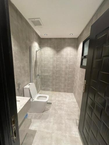 a bathroom with a toilet and a shower at شقق درر رامه للشقق المخدومة 2 in Riyadh
