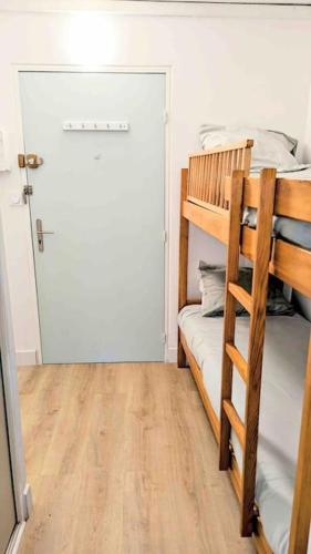 - une chambre avec des lits superposés et une échelle menant à un lit superposé dans l'établissement Studio climatisé 4 pers, balcon, parking, à La Grande Motte