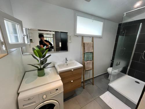 une personne prenant une photo d'une salle de bains dans l'établissement La bambouseraie de La mitre, à Toulon
