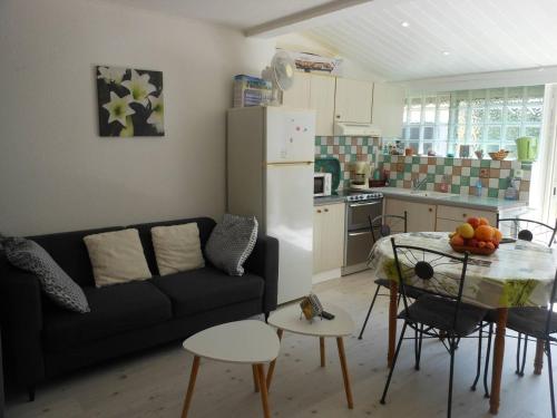 un salon avec un canapé et une table et une cuisine dans l'établissement VILLA 3 PCES MEZ 52m2 + TERRASSE 16m² REF 4058, à Le Castellas