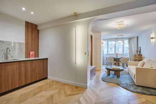 un salon avec un canapé et une table dans l'établissement Résidence Centre de Paris by Studioprestige, à Paris