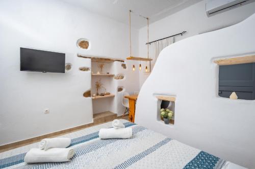 ein Schlafzimmer mit einem Bett mit zwei Handtüchern darauf in der Unterkunft Feel the Serenity 2 in Galini