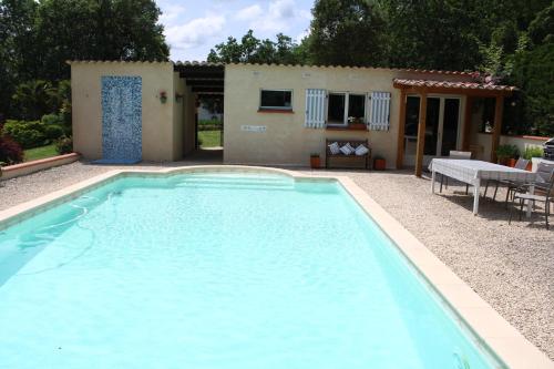 una piscina frente a una casa en La Pierre rouge, en Floressas