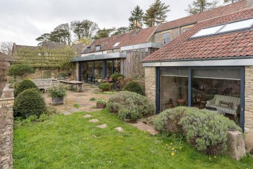 Cold AshtonにあるBohemian Luxury House - Beautiful View - 10min to Bathの庭園とパティオ付きの家