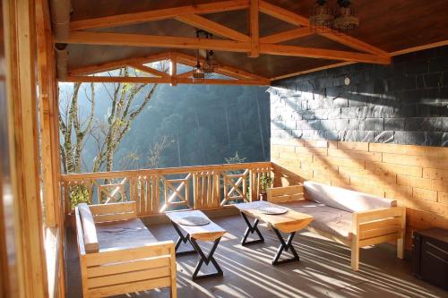 Balkoni atau teres di Silentwoods Homestay