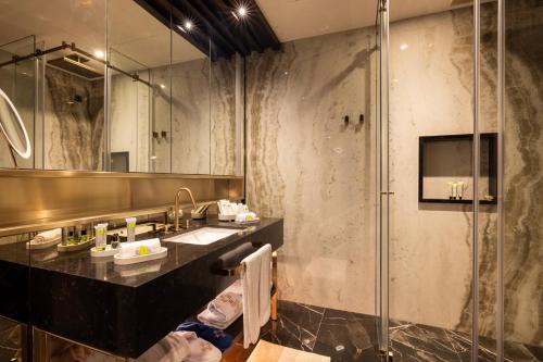 Un baño de Merit Starlit Hotel & Residences