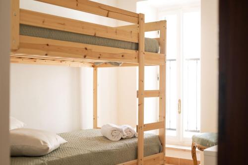 a bunk bed with towels on the bottom bunk at La casetta in Tortoreto Lido