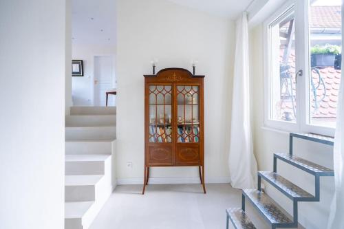 Cette chambre dispose d'une armoire en bois et de portes en verre. dans l'établissement Le Carré d Or Appartement Terrasse vue Cathédrale, à Strasbourg
