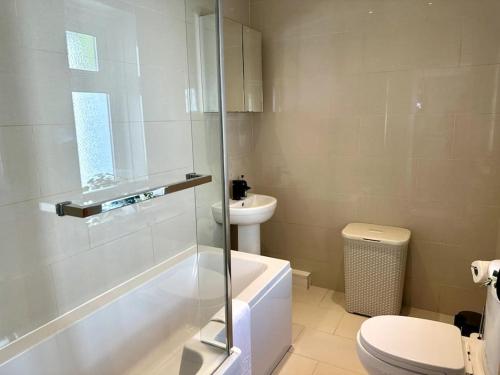 2 Bedroom City Centre House - Pet Friendly - Free Parking photo 4